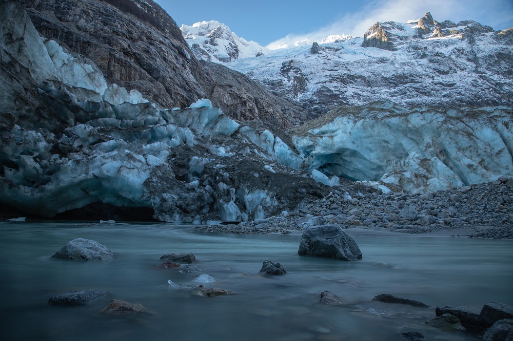Glaciar que desciende del desafiante monte San Lorenzo, la segunda montaña más alta de la Patagonia. Las experiencias posibles de realizar son: avistamiento de flora y fauna, trekking y caminatas sobre hielo.